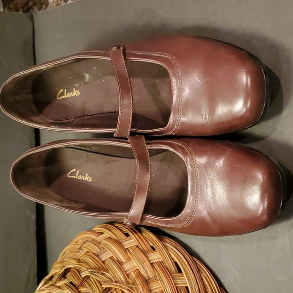 Clark’s collection Brown loafers with heel and straps. Size 9W - Picture 2 of 8